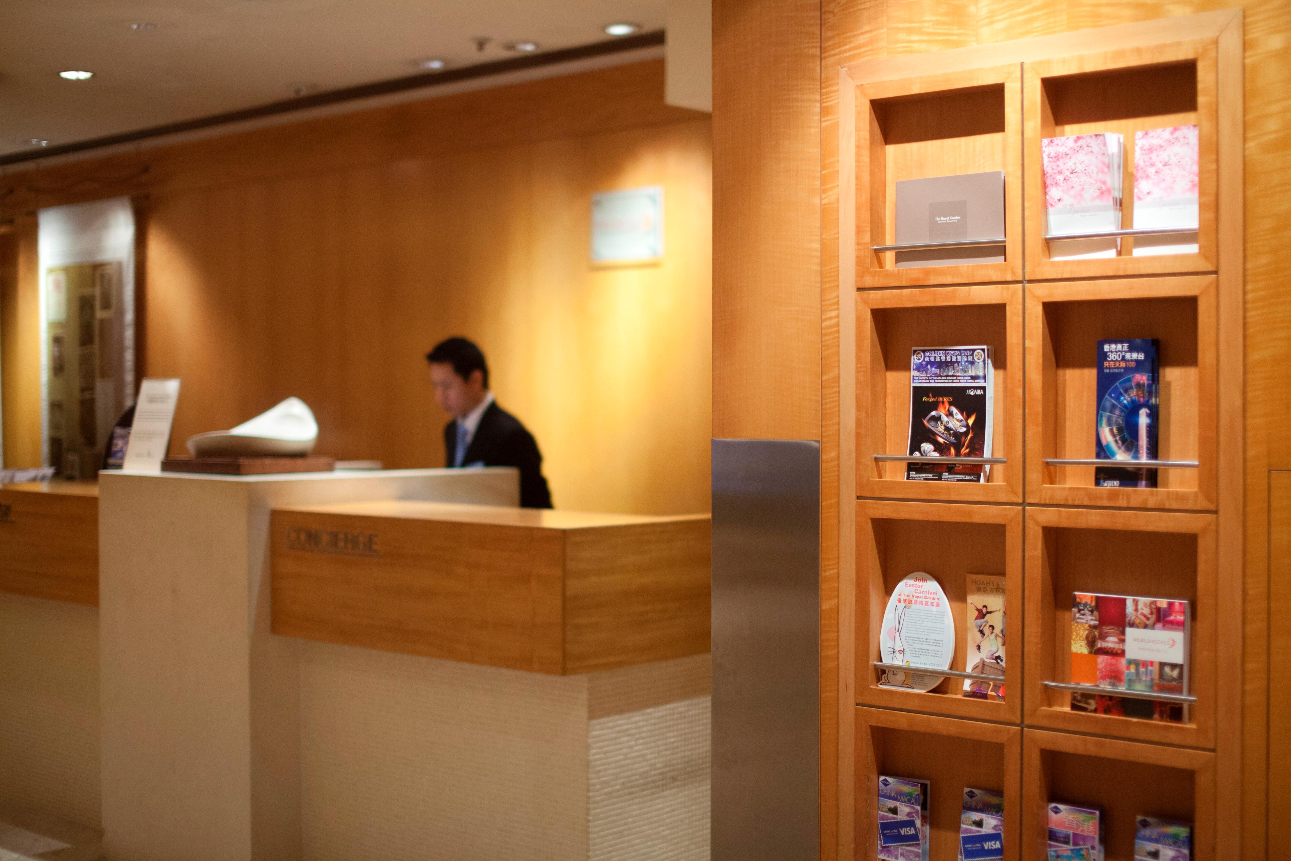 فندق ذه رويال غاردن هونغ كونغ المظهر الداخلي الصورة Reception desk at the airport